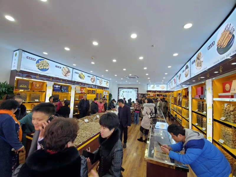 上下两层,一楼陈列展示三七,石斛,天麻等各种精品中药材及燕窝,海参